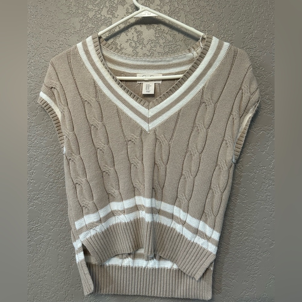 Jessica Simpson V-Neck Cable Knit Sweater - Taupe and White